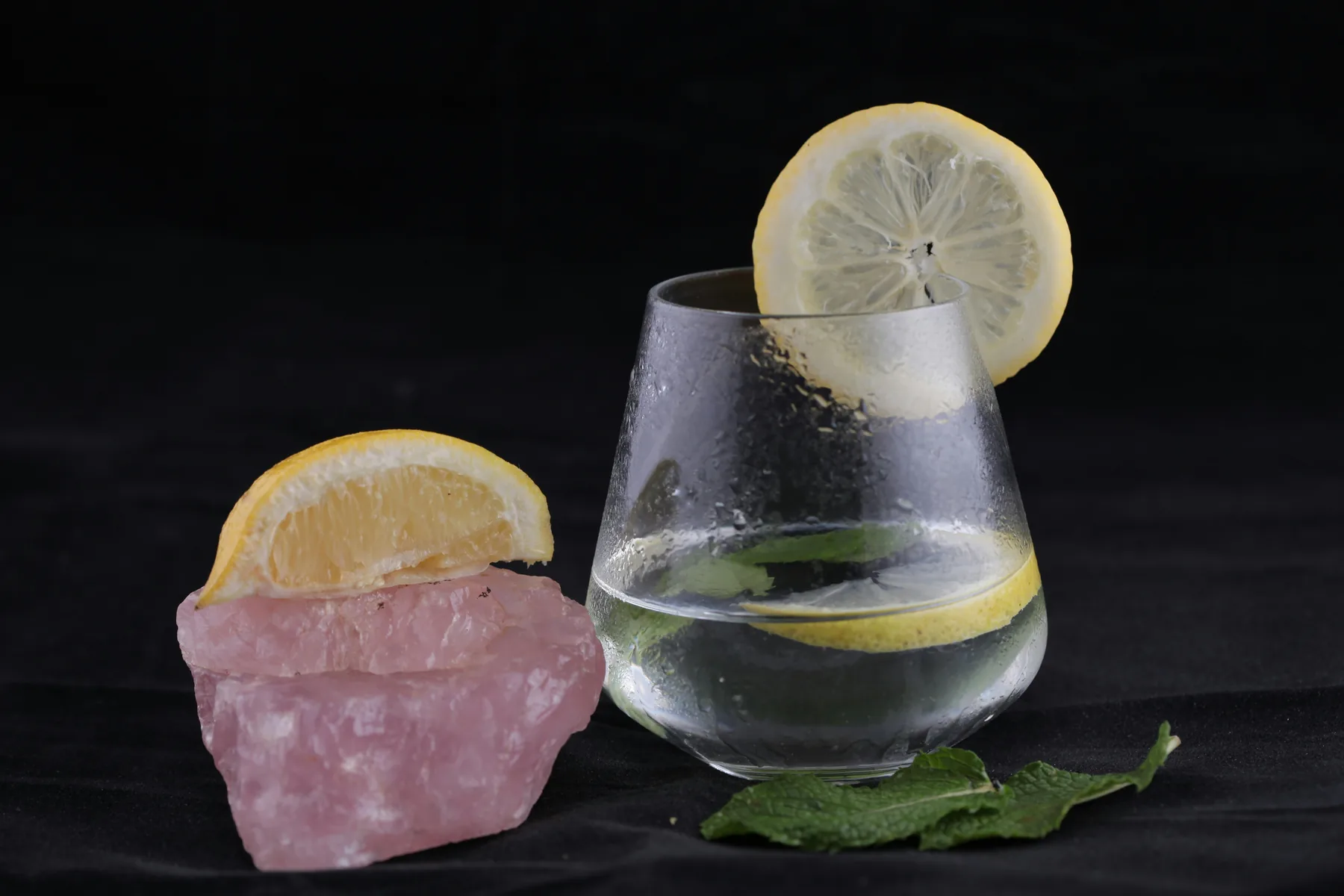 Vaso de agua con limón