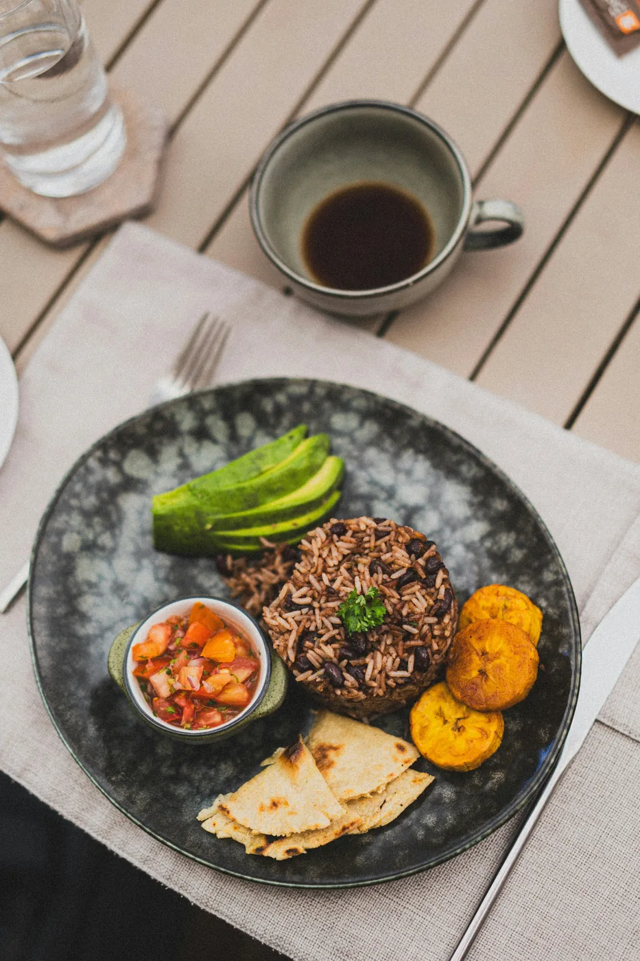 Plato cotidiano con arroz, frijoles, plátano, aguacate y vegetales