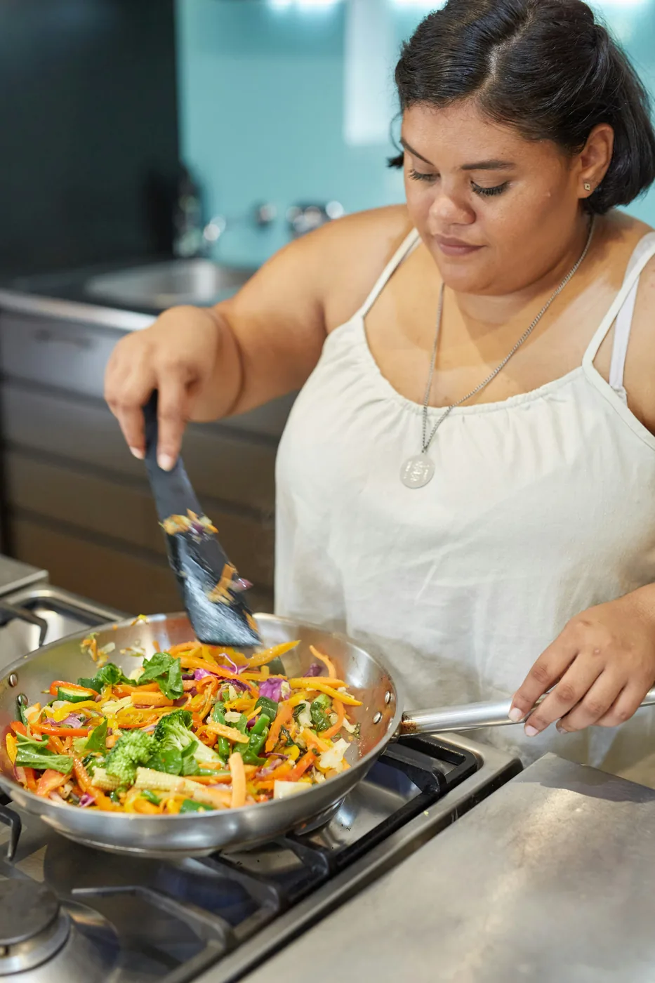 Persona cocinando vegetales en casa