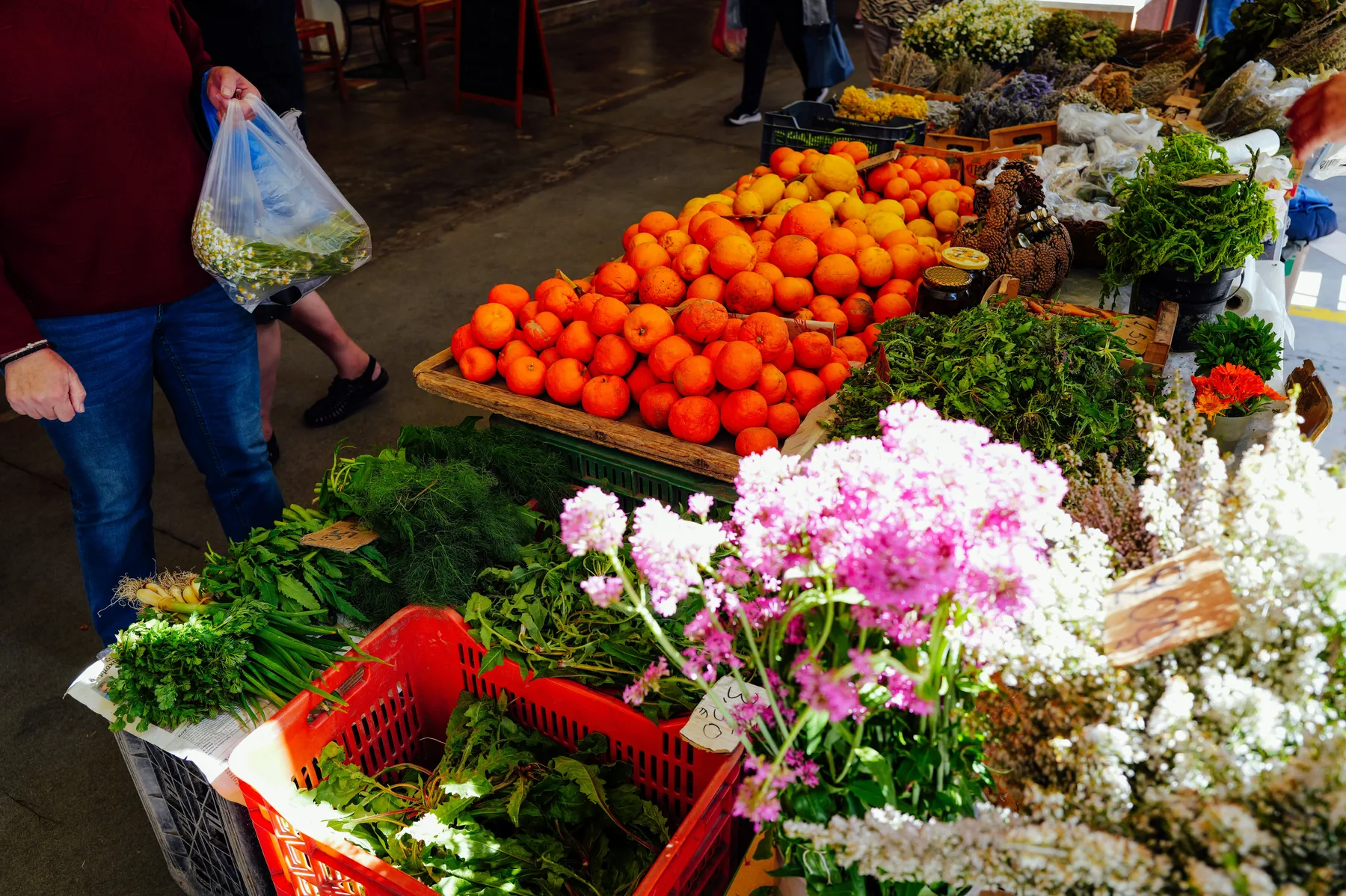 Mercado con frutas y vegetales frescos